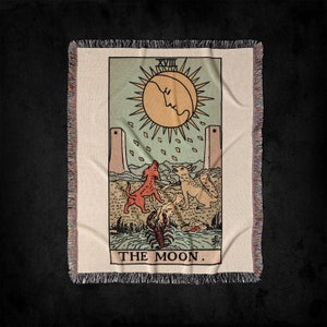 Coperta da lancio tessuta con mazzo di tarocchi The Moon XVIII Rider-Waite: arazzo gotico vintage con carte dei tarocchi e decorazioni, coperta tessuta da strega