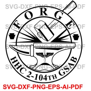 Puede incluir: Gráfico en blanco y negro de un yunque de herrero con un martillo, la palabra "FORGE" y el texto "HHC 2-104th GSAB" en un diseño circular. Incluye el texto "SVG-DXF-PNG-EPS-AI-PDF" en rojo.
