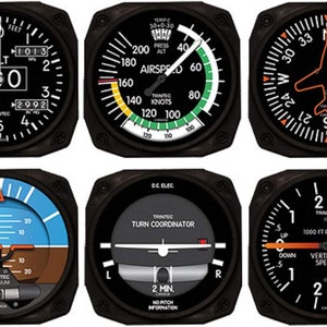 Puede incluir: Colecci&oacute;n de seis indicadores de instrumentos de aviaci&oacute;n negros. Los indicadores muestran informaci&oacute;n como altitud, velocidad y velocidad vertical. Cada indicador tiene marcas y agujas blancas sobre un fondo negro. Los instrumentos est&aacute;n etiquetados con texto.