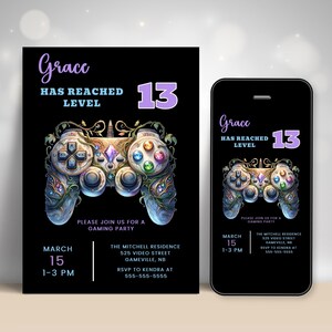 Op de afbeelding: Een zwarte en paarse uitnodiging voor een gamingparty met een gestileerde afbeelding van een videogamecontroller. De uitnodiging luidt "Grace heeft level 13 bereikt" en bevat de datum en tijd van het feest.