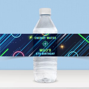 Op de afbeelding: Waterfleslabel met een neonblauw en groen ontwerp. Het label zegt "Energy Water" en "Milo's 8th Birthday".