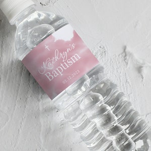 Puede incluir: Una botella de agua de plástico transparente con una etiqueta rosa y blanca que dice "Kathryn's Baptism" y "02.12.2023".