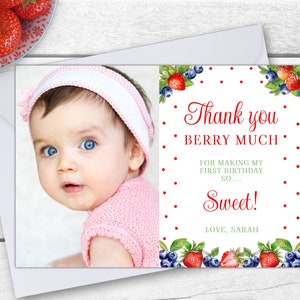 Modèle de carte de remerciement pour le premier anniversaire des baies, carte photo modifiable aux fraises pour le 1er anniversaire, note de remerciement imprimable décoration de fête fruits, BD15