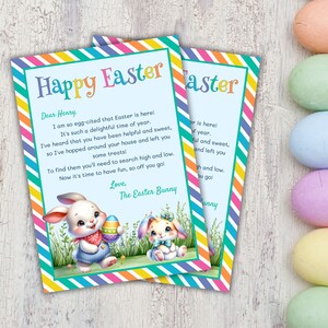 Può includere: Due biglietti a tema pasquale con la scritta "Buona Pasqua" in lettere colorate. I biglietti presentano una simpatica illustrazione di coniglietto e un messaggio dal Coniglietto Pasquale. Uova di Pasqua dai colori pastello sono disposte a destra.