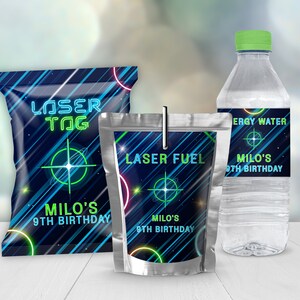 Op de afbeelding: Een set party-favoren labels voor een lasergame-thema verjaardagsfeestje. De labels hebben een neon groen en blauw doel ontwerp met de tekst "Laser Tag", "Laser Fuel" en "Energy Water". De labels bevatten ook de naam "Milo's" en de leeftijd "9th Birthday".