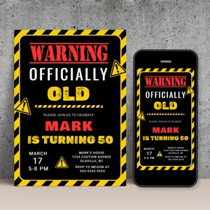 Puede incluir: Una invitación a una fiesta de cumpleaños con fondo negro y amarillo con el texto "Advertencia Oficialmente Viejo" y "Mark cumple 50 años". La invitación incluye la fecha, la hora y la ubicación de la fiesta.