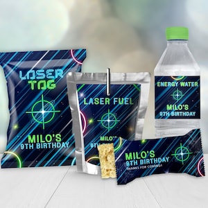 Op de afbeelding: Een set party-favoretiketten met een lasergame-thema. De etiketten hebben een blauwe en zwarte achtergrond met neon groene en roze cirkels en een doelwitontwerp. De tekst op de etiketten luidt "Laser Tag", "Laser Fuel", "Energy Water" en "Milo's 9th Birthday".