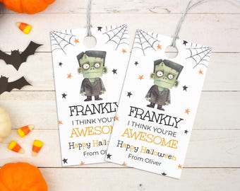 Op de afbeelding: Twee witte Halloween cadeaulabels met een Frankenstein-illustratie. De labels hebben een spinnenwebontwerp, sterren en de tekst "Frankly I think you're awesome! Happy Halloween From Oliver."