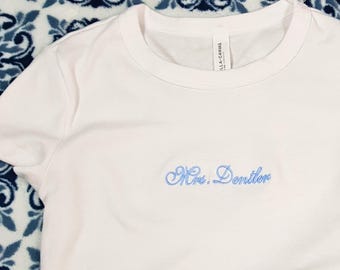Haut court Mme personnalisé, chemise de mariée brodée personnalisée, t-shirt de mariage avec nom de famille personnalisé, haut en tissu femme, chemise de mariée brodée