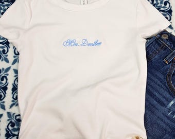Top corto personalizado para la Sra., camisa nupcial bordada a medida, camiseta de boda con apellido personalizado, top de material para esposa, camisa de novia bordada