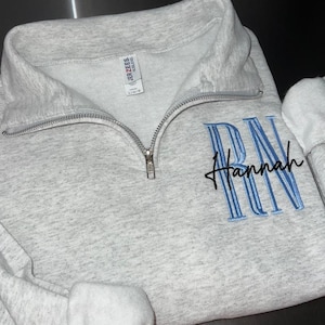 Sudadera de enfermera personalizada con cremallera de un cuarto, regalo de graduación de enfermera bordada, suéter de enfermera personalizado, regalo para enfermeras nuevas, regalo personalizado de enfermera. imagen 1