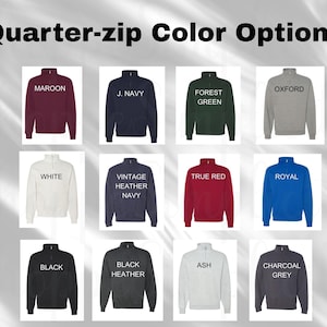 Puede incluir: Imagen que muestra una variedad de sudaderas con cremallera de cuarto de cierre en diferentes colores. Las opciones incluyen granate, azul marino, verde bosque, gris oxford, blanco, azul marino jaspeado vintage, rojo vivo, azul real, negro, negro jaspeado, ceniza y gris carb&oacute;n. Cada sudadera tiene una cremallera en el cuello.