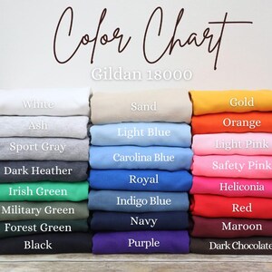 Peut inclure: Nuancier de couleurs pour les t-shirts Gildan 18000, pr&eacute;sentant une vari&eacute;t&eacute; de couleurs, notamment le blanc, le gris cendr&eacute;, le gris sport, le gris chin&eacute; fonc&eacute;, le vert irlandais, le vert militaire, le vert for&ecirc;t, le noir, le sable, le bleu clair, le bleu Carolina, le bleu royal, le bleu indigo, le marine, le violet, l'or, l'orange, le rose clair, le rose s&eacute;curit&eacute;, l'h&eacute;liconia, le rouge, le marron et le chocolat fonc&eacute;.