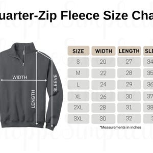 Puede incluir: Un forro polar gris oscuro con cremallera de cuarto de cremallera y una tabla de tallas. La tabla muestra medidas en pulgadas para el ancho, el largo y el largo de la manga para las tallas S a 3XL. El texto "Quarter-Zip Fleece Size Chart" est&aacute; en la parte superior.