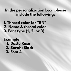 Puede incluir: Texto sobre un fondo blanco y gris. El texto dice: "En el cuadro de personalizaci&oacute;n, incluya lo siguiente: 1. Color del hilo para 'RN' 2. Nombre y color del hilo 3. Tipo de fuente (1, 2 o 3)." Tambi&eacute;n se proporciona un ejemplo.