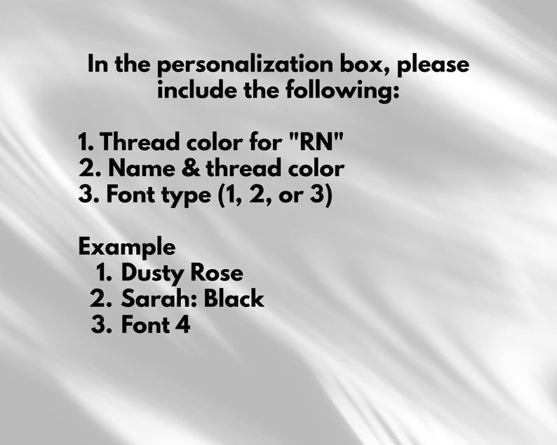Puede incluir: Texto sobre un fondo blanco y gris. El texto dice: "En el cuadro de personalizaci&oacute;n, incluya lo siguiente: 1. Color del hilo para 'RN' 2. Nombre y color del hilo 3. Tipo de fuente (1, 2 o 3)." Tambi&eacute;n se proporciona un ejemplo.