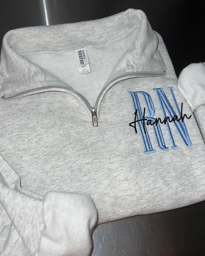 Sudadera de enfermera personalizada con cremallera de un cuarto, regalo de graduación de enfermera bordada, suéter de enfermera personalizado, regalo para enfermeras nuevas, regalo personalizado de enfermera. imagen 1