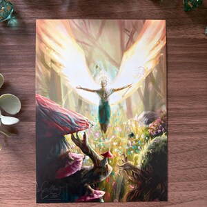 Peut inclure: Une estampe d'art fantastique représentant une figure avec des ailes lumineuses et les bras tendus, dans une scène de forêt vibrante avec des champignons et des fleurs colorés. L'œuvre a une qualité douce et éthérée avec des couleurs chaudes et invitantes.