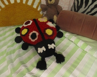 Cojín de mariquita de ganchillo