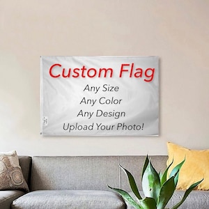 Peut inclure: Drapeau personnalisé blanc avec du texte rouge qui dit "Custom Flag" et "Any Size", "Any Color", "Any Design", "Upload Your Photo!"