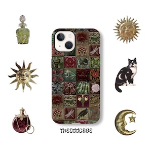 Pode incluir: Uma capa para iPhone com um design colorido e padronizado com quadrados com várias imagens, incluindo um veado, uma libélula e flores. Outros elementos decorativos incluem um sol, uma lua, um gato e frascos de perfume. O texto "Theoddcase" está na parte inferior.