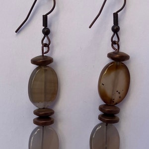 Orecchini pendenti fatti a mano da 2 pollici di lunghezza con perline di vetro trasparente bianco e bronzo e perline decorative in legno color bronzo