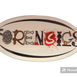 Puede incluir: Pegatina ovalada blanca con la palabra "FORENSICS" escrita en letras negras. Cada letra está compuesta por diferentes símbolos de ciencias forenses, como una huella dactilar, una cuerda, huesos, un tubo de ensayo, una salpicadura de sangre, ADN, un microscopio y una lupa.