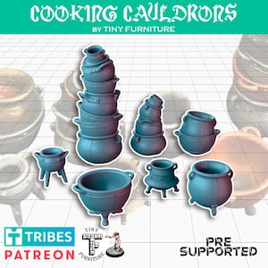 Può includere: Una collezione di mini calderoni da cucina color teal in varie dimensioni e design. L'immagine include calderoni impilati, calderoni con gambe e singoli vasi. Il testo in alto recita "COOKING CAULDRONS BY TINY FURNITURE".