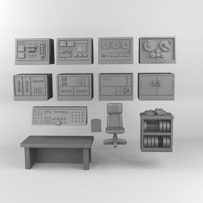 Op de afbeelding: Een set van 13 grijze 3D-geprinte miniatuurmodellen van een opnamestudio, inclusief een bureau, een stoel, een mengpaneel, een bandrecorder en andere apparatuur.