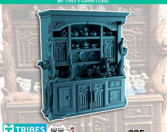 Pode incluir: Um armário em miniatura azul-petróleo com entalhes intrincados e prateleiras cheias de pequenos pratos e xícaras de chá. O texto "CUPBOARD BY TINY FURNITURE" está no topo. O design inclui detalhes de árvores e painéis decorativos.