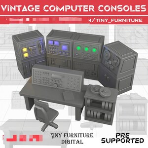 Op de afbeelding: Een set vintage computerconsoles, inclusief een hoofdkonsole met een toetsenbord en monitor, een bandstation en verschillende andere eenheden. De consoles zijn grijs en hebben een retro-look. De set is gelabeld "Tiny Furniture Digital" en "Pre Supported".