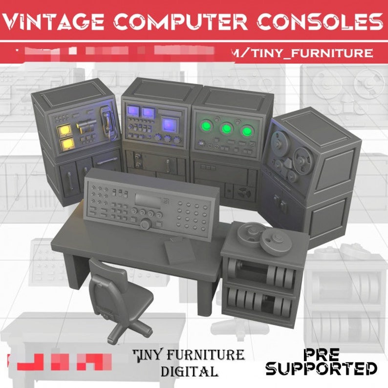 Op de afbeelding: Een set vintage computerconsoles, inclusief een hoofdkonsole met een toetsenbord en monitor, een bandstation en verschillende andere eenheden. De consoles zijn grijs en hebben een retro-look. De set is gelabeld "Tiny Furniture Digital" en "Pre Supported".