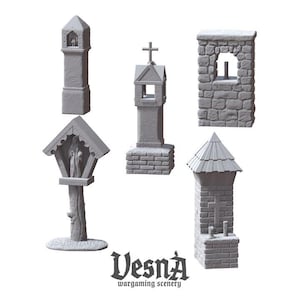 Pode incluir: Uma coleção de peças de cenário de wargame em miniatura cinza. O conjunto inclui várias estruturas, como uma parede de pedra com uma janela, um santuário com uma estátua e várias estruturas semelhantes a torres com cruzes e telhados pontiagudos. O logotipo "Vesna Wargaming Scenery" está na parte inferior.
