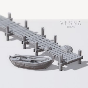 Op de afbeelding: Een miniatuur grijze houten pier met een kleine roeiboot en twee decoratieve zeeschelpen. De pier heeft verweerde planken en steunpalen. De roeiboot heeft twee roeispanen binnenin. De tekst "VESNA SCULPTS" staat in de rechterbovenhoek.