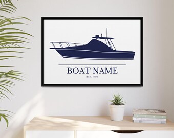 Könnte beinhalten: Marineblaue Bootsillustration in einem schwarzen Rahmen. Das Bootsdesign befindet sich auf weißem Hintergrund mit dem Text "BOAT NAME" und "EST. 1998". Die gerahmte Kunst wird auf einem weißen Schrank ausgestellt.