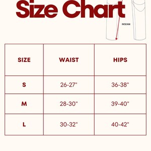 Pu&ograve; includere: Una tabella di taglie per pantaloni con misure in pollici. La tabella mostra le misure di vita e fianchi per le taglie S, M e L. Il testo "Our Pant Size Chart" &egrave; in cima alla tabella.