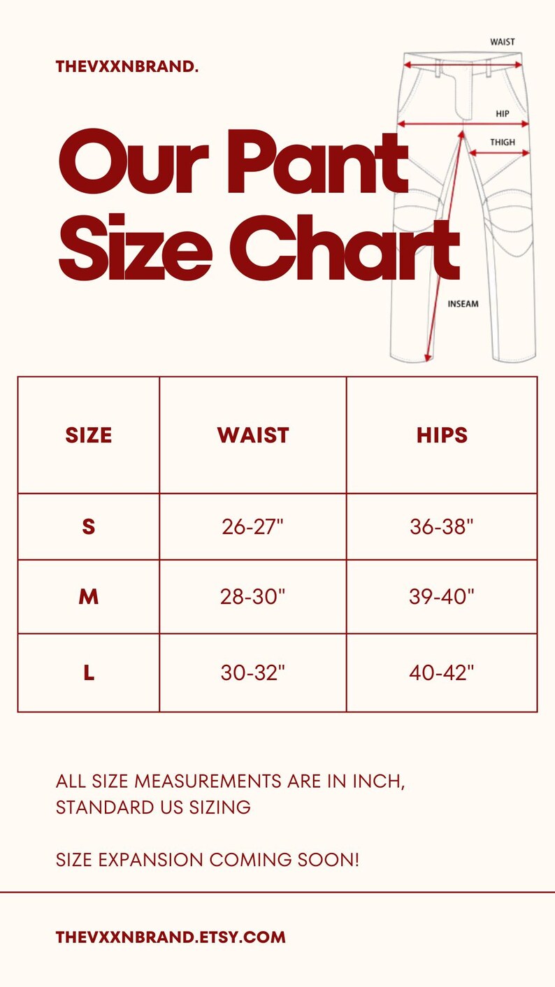 Pu&ograve; includere: Una tabella di taglie per pantaloni con misure in pollici. La tabella mostra le misure di vita e fianchi per le taglie S, M e L. Il testo "Our Pant Size Chart" &egrave; in cima alla tabella.