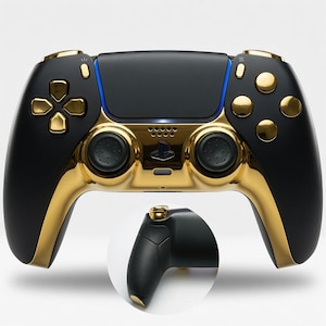 Puede incluir: Un mando de videojuegos inalámbrico con acabado negro mate y placa frontal y botones dorados brillantes. El mando incluye un panel táctil central, dos joysticks analógicos, una cruceta direccional y el logotipo de PlayStation.