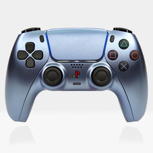 Könnte beinhalten: Ein blauer PlayStation 5-Controller mit schwarzen Knöpfen und einem PlayStation-Logo in der Mitte.