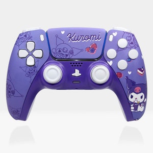 Può includere: Un controller PlayStation 5 DualSense viola con un design personalizzato che presenta il personaggio Kuromi del franchise Sanrio. Il controller ha una placca frontale bianca con il testo "Kuromi" in un font stilizzato. Il controller è decorato con immagini di Kuromi, cuori e altri design carini.