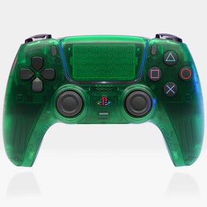Könnte beinhalten: Ein durchsichtiger grüner PlayStation 5 DualSense-Controller mit schwarzen Tasten und einem PlayStation-Logo. Der Controller hat einen strukturierten Griff und eine transparente Rückplatte.