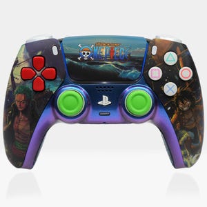 Può includere: Un controller PlayStation 5 blu e viola con un design personalizzato di One Piece. Il controller presenta un design dei pulsanti verde e bianco, un d-pad rosso e bianco e un logo nero e bianco sul davanti. Il controller è decorato con immagini di Luffy e Zoro della serie anime One Piece.