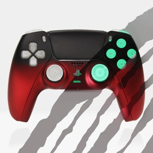 Könnte beinhalten: Ein rot-schwarzer PlayStation 5-Controller mit grünen Knöpfen. Der Controller hat einen Farbverlauf von Rot zu Schwarz.