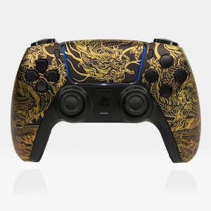 Op de afbeelding: Een zwarte PlayStation 5 DualSense-controller met een gouden drakenontwerp. De controller heeft een zwart en gouden kleurenschema en heeft een drakenontwerp aan de voor- en achterkant.