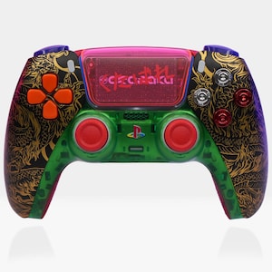 Può includere: Un controller PlayStation 5 DualSense personalizzato con una base verde e nera, un design a drago dorato, pulsanti rossi e una piastra frontale traslucida rosa con il testo "Techzilla" in giapponese.