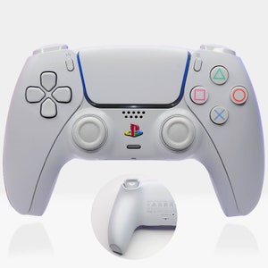 Op de afbeelding: Een witte PlayStation 5 DualSense draadloze controller met blauwe accenten. De controller heeft een zwart PlayStation-logo en een wit touchpad. De controller wordt van voren en boven getoond.