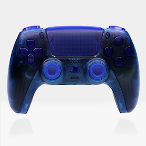 Peut inclure: Une manette de jeu PlayStation 5 DualSense translucide bleue avec des boutons et des sticks analogiques bleus.