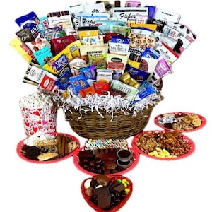 Kosz prezentowy z czekoladkami na Walentynki wypełniony różnymi czekoladkami, ciasteczkami, przekąskami i cukierkami. Ręcznie wykonany przez MisterGiftBasket.com