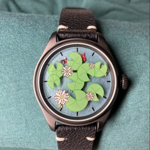 Fischteich Uhr Luxus Einzigartige Analoge Koi Armbanduhr A DayDreamer's TimePeace Microbrand Watch Company Bild 2
