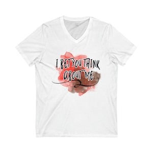 Aposto que você pensa em mim Camiseta unissex de manga curta com decote em V